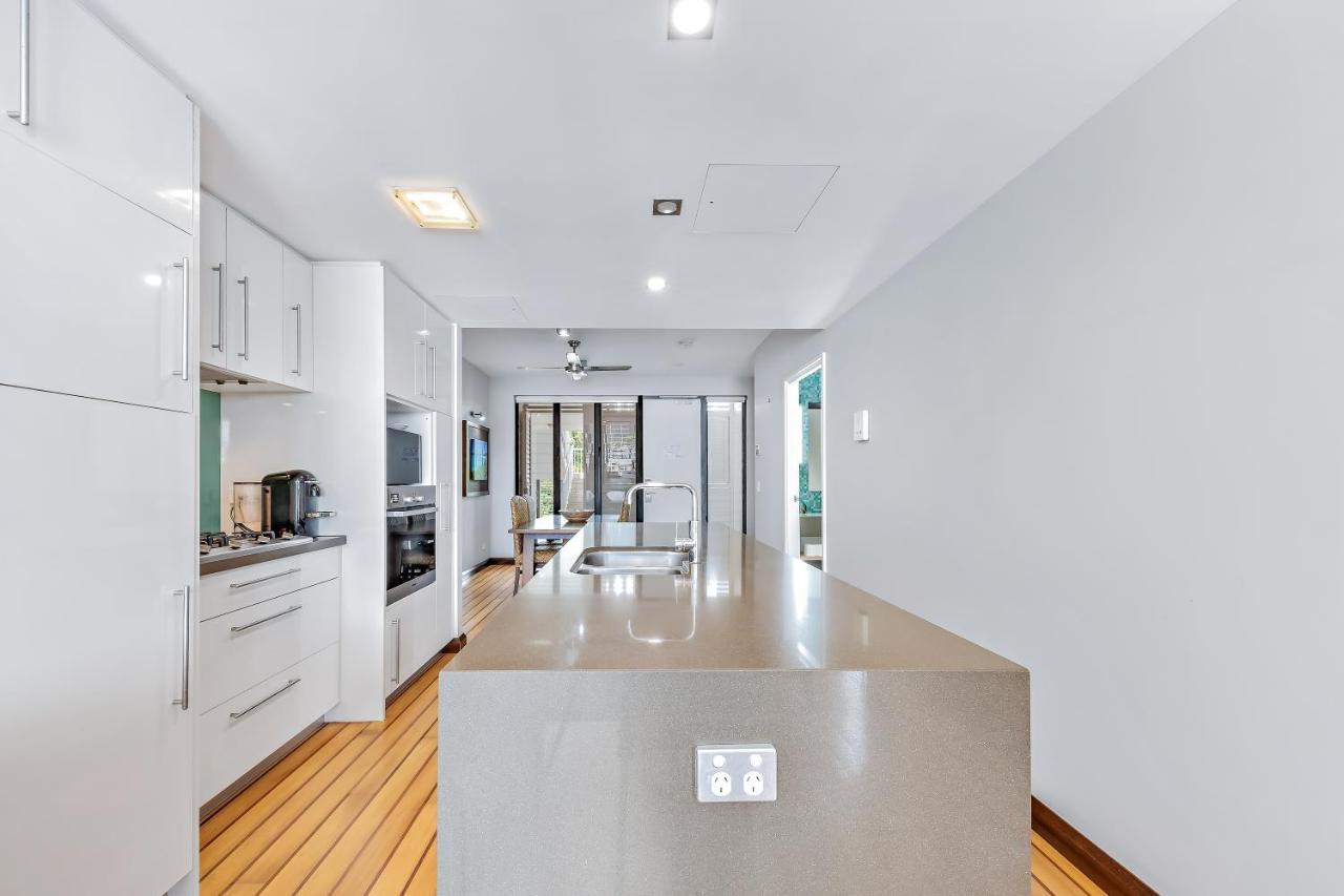 Apartamento Seas The Day At The Marina Airlie Beach Exterior foto